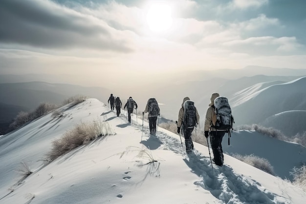 Groupe de randonneurs marchant sur un sentier couvert de neige dans les montagnes Generative AI