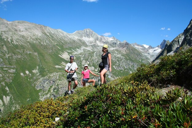 Groupe de randonneurs se reposant