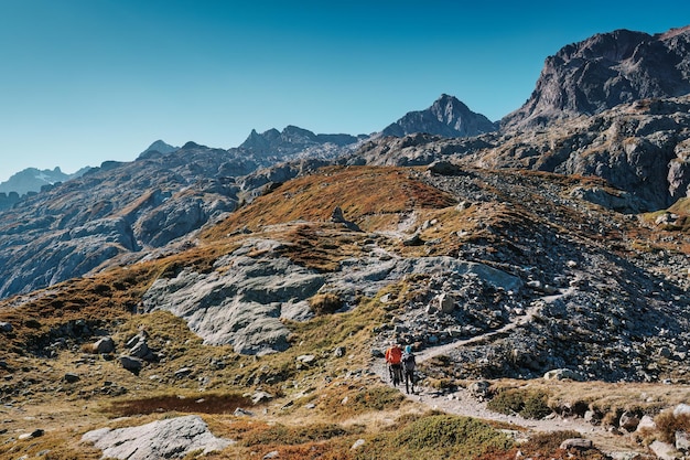 Groupe de randonneurs sur un sentier de montagne avec difficile à Lac Blanc au milieu des Alpes françaises sur une journée ensoleillée en France