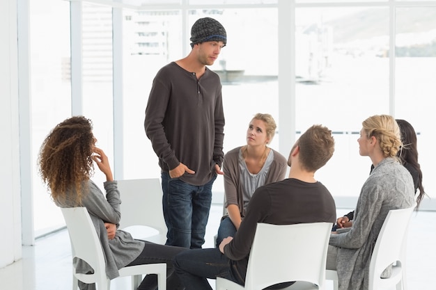 Groupe de réadaptation écoutant l&#39;homme debout se présentant