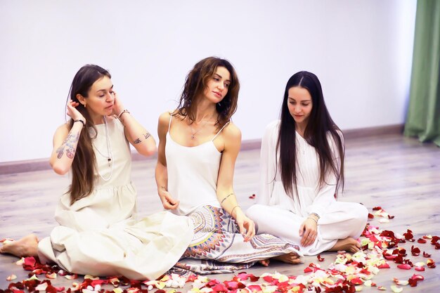 Groupe de récupération des femmes. Diverses filles souriantes main dans la main assis en cercle à l'intérieur. Mise au point sélective. Les femmes s'embrassent dans un cercle de femmes