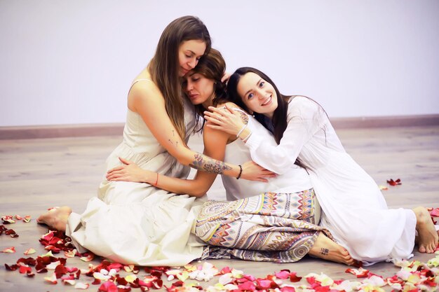 Groupe de récupération des femmes. Diverses filles souriantes main dans la main assis en cercle à l'intérieur. Mise au point sélective. Les femmes s'embrassent dans un cercle de femmes