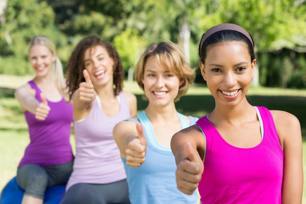 Groupe de remise en forme assis sur des ballons d&#39;exercice