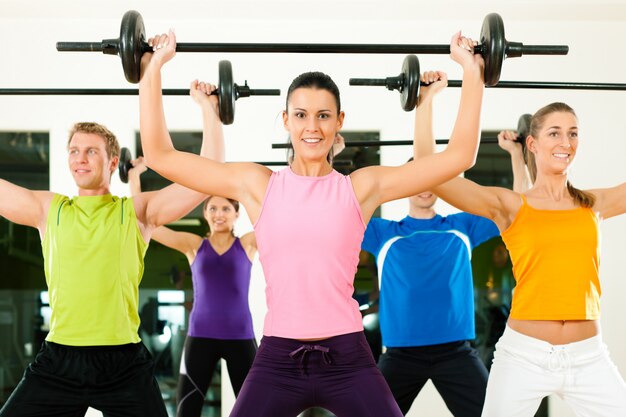 Groupe de remise en forme avec haltères au gymnase