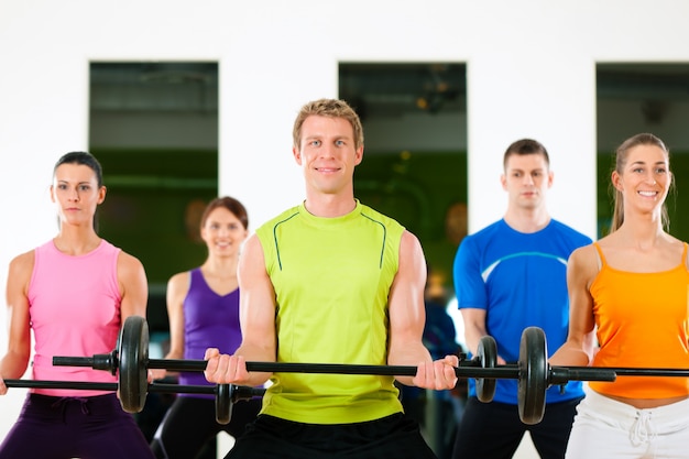 Groupe de remise en forme avec haltères au gymnase