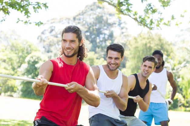 Groupe de remise en forme jouant tir à la corde