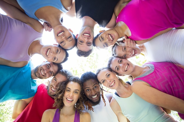 Photo groupe de remise en forme, souriant à la caméra dans le parc