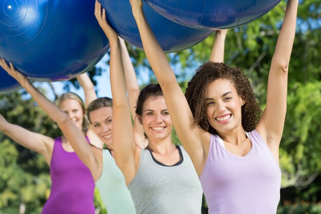 Groupe de remise en forme tenant des ballons