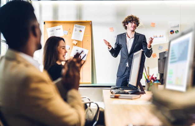 Groupe de réunion d'affaires et discussion de stratégie avec le processus de financement de l'analyse de projet de démarrage. Les gens d'affaires réussis planifient et réfléchissent à une idée de marketing avec un ordinateur et un document au bureau. Travail d'équipe