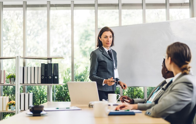 Groupe de réunion d'affaires professionnelles et discussion de stratégie avec un nouveau projet de démarrage. Des gens d'affaires créatifs planifient et réfléchissent avec un ordinateur portable dans un bureau moderne. Concept de travail d'équipe