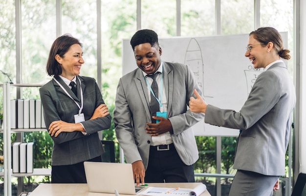 Groupe de réunion d'affaires professionnelles et discussion de stratégie avec un nouveau projet de démarrage. Des gens d'affaires créatifs planifient et réfléchissent avec un ordinateur portable dans un bureau moderne. Concept de travail d'équipe