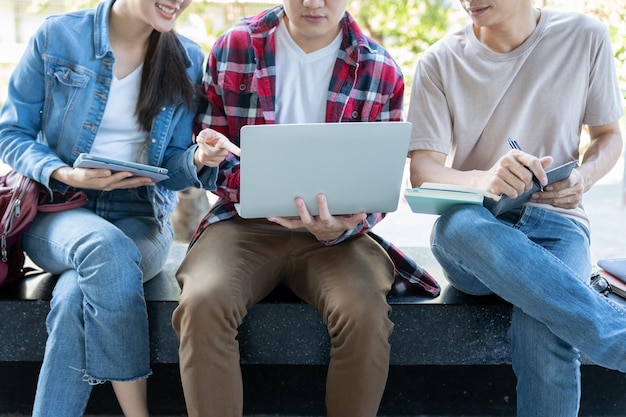 Groupe de réunion d'étudiants asiatiques équipe de projet d'équipe d'étude heureuse en ligne Lire un livre sur le campus du collège Groupe sur l'éducation internationale de l'université d'Asie école d'études collégiales