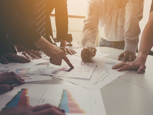 Groupe de réunion d’homme d’affaires analyser la performance et la croissance de l’entreprise avec du papier de données d’information.