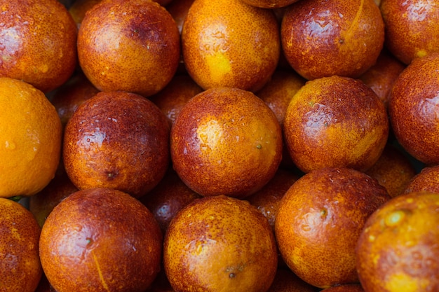 Groupe de sanguine pourpre dans une boîte. Sanguine motif de fond orange d&#39;en haut.