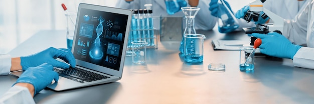 Groupe de scientifiques dédiés travaillant sur des logiciels informatiques de biotechnologie avancés pour étudier ou analyser des données sur l'ADN après avoir réalisé une percée scientifique à partir d'une expérience chimique dans un laboratoire médical néotérique