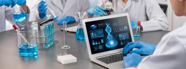 Groupe de scientifiques dédiés travaillant sur des logiciels informatiques de biotechnologie avancés pour étudier ou analyser des données sur l'ADN après avoir réalisé une percée scientifique à partir d'une expérience chimique dans un laboratoire médical néotérique