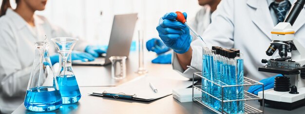 Un groupe de scientifiques dévoués mène des expériences et des recherches chimiques dans un laboratoire médical dans le cadre d'un développement révolutionnaire pour un vaccin, un médicament ou un antibiotique Laboratoire pharmaceutique et biochimique Neoteric