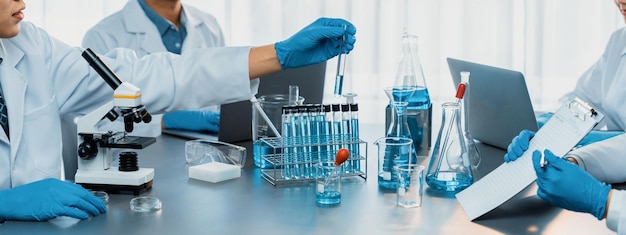 Un groupe de scientifiques dévoués mène des expériences et des recherches chimiques dans un laboratoire médical dans le cadre d'un développement révolutionnaire pour un vaccin, un médicament ou un antibiotique Laboratoire pharmaceutique et biochimique Neoteric