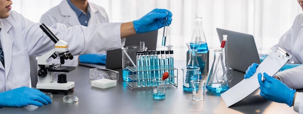 Un groupe de scientifiques dévoués mène des expériences et des recherches chimiques dans un laboratoire médical dans le cadre d'un développement révolutionnaire pour un vaccin, un médicament ou un antibiotique Laboratoire pharmaceutique et biochimique Neoteric