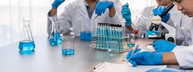 Un groupe de scientifiques dévoués mène des expériences et des recherches chimiques dans un laboratoire médical dans le cadre d'un développement révolutionnaire pour un vaccin, un médicament ou un antibiotique Laboratoire pharmaceutique et biochimique Neoteric