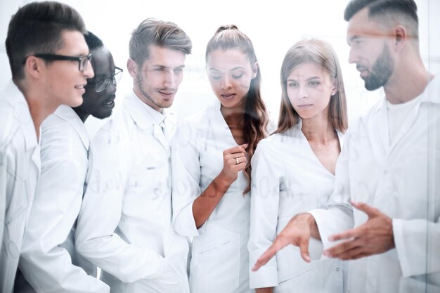 Photo groupe de scientifiques de laboratoire discutant de leurs recherches en laboratoire