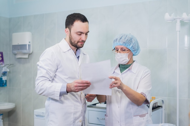 Un groupe de scientifiques mène des recherches dans un laboratoire scientifique en utilisant une technologie de pointe.