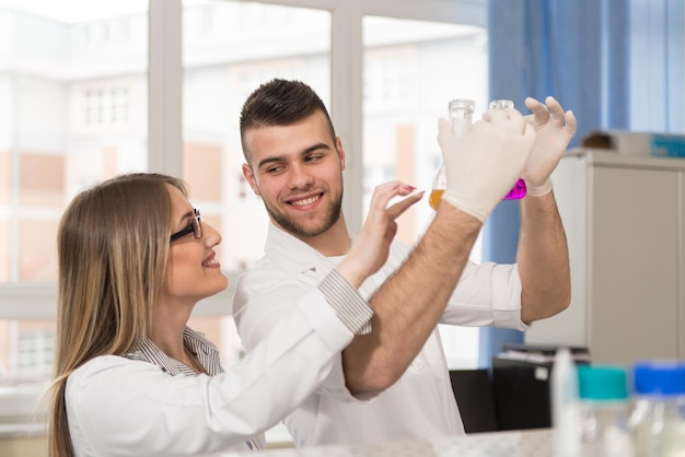 Groupe de scientifiques travaillant au laboratoire