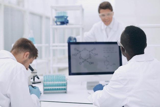 Groupe de scientifiques travaillant dans le laboratoire photo avec espace de copie