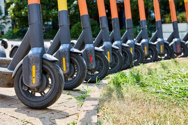 Un groupe de scooters électriques de location est garé dans la rue