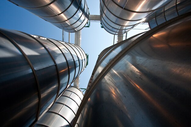 Groupe de silos pétrochimiques en usine