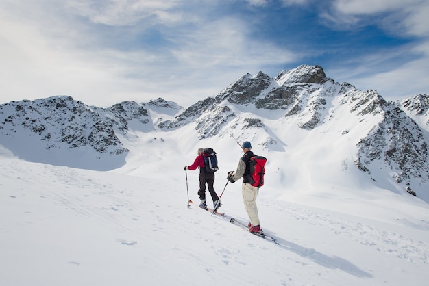 Groupe de skieurs alpins sur la montagne