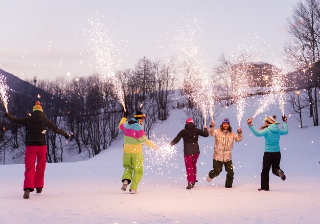 Groupe de snowboarders en vacances d'hiver