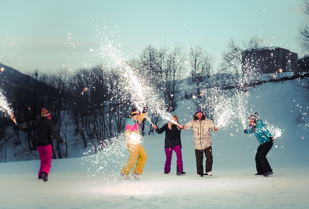 Groupe de snowboarders en vacances d'hiver