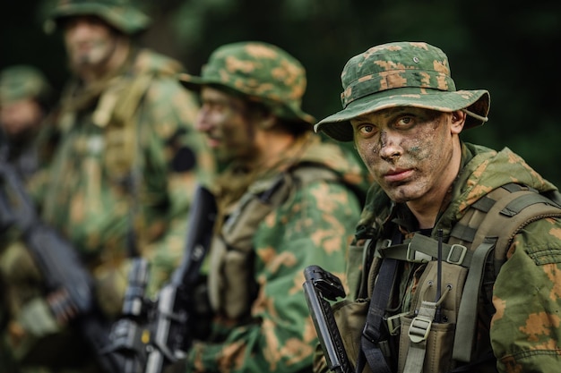 Groupe de soldats des forces spéciales lors du raid dans la forêt