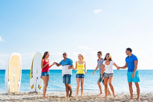 Groupe de soleil d'amitié de plaisir de bière d'été de plage