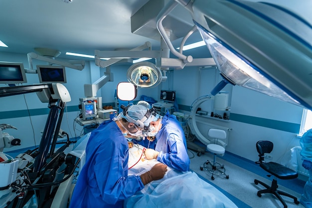 Groupe de spécialistes en chirurgie en salle d'opération Processus professionnel de chirurgie