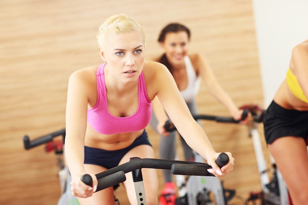 groupe sportif de femmes en cours de spinning