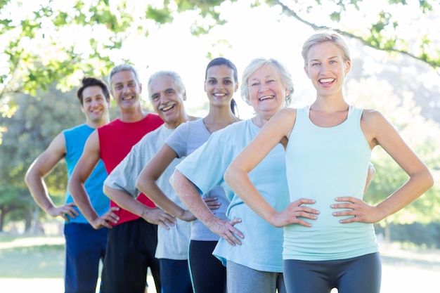 Groupe sportif heureux, souriant à la caméra