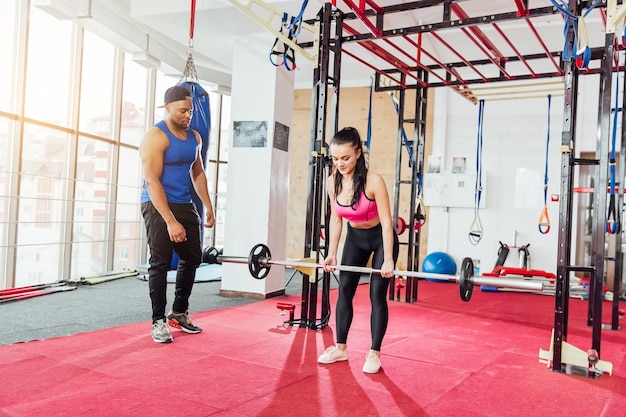 Groupe de sportifs dans un gymnase Groupe multiracial d'athlètes qui s'étirent avant de commencer une séance d'entraînement