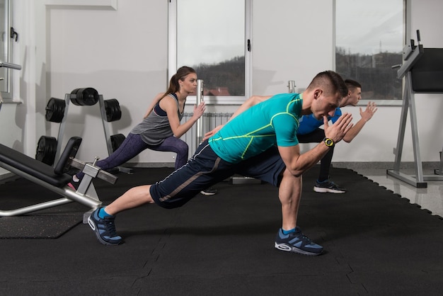 Groupe de sportifs dans une salle de sport