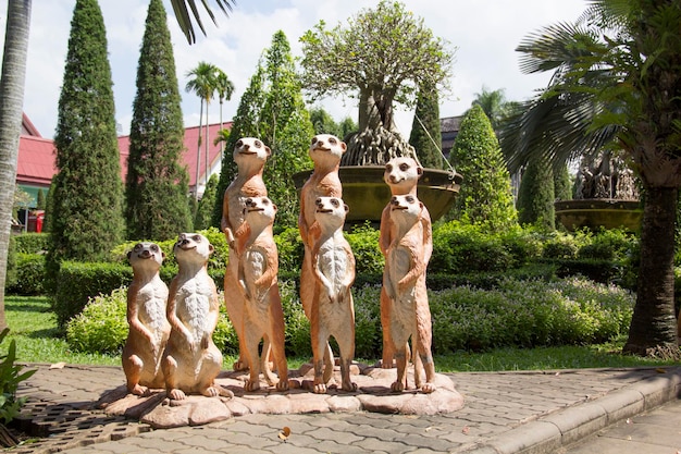 Un groupe de statues d'animaux avec le mot rat dessus