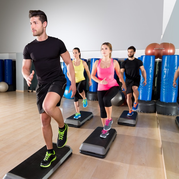 Groupe de step-dance cardio à l&#39;entraînement de fitness