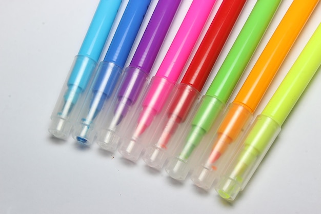 Un groupe de stylos colorés avec un fond blanc