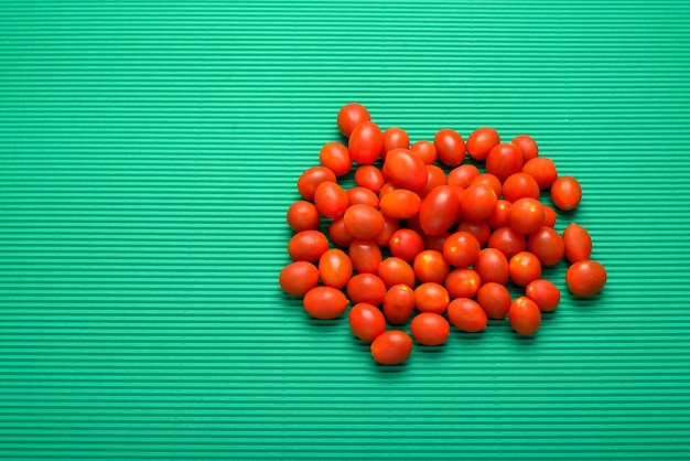 Groupe de tomates cerises sur fond vert