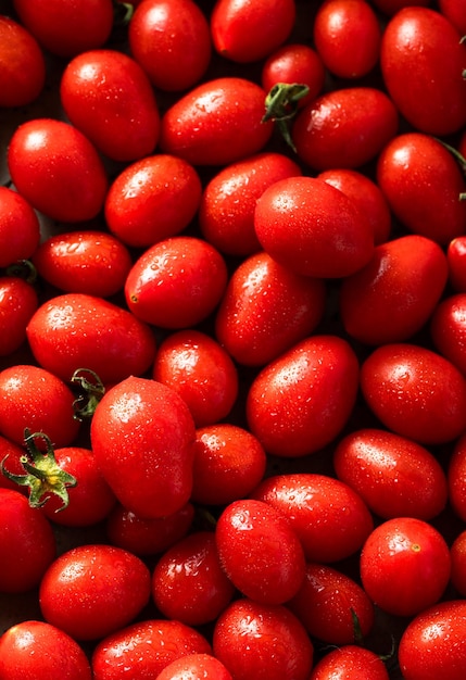 Photo groupe de tomates cerises mûres et fraîches sur la récolte blanche des légumes et des fruits du magasin