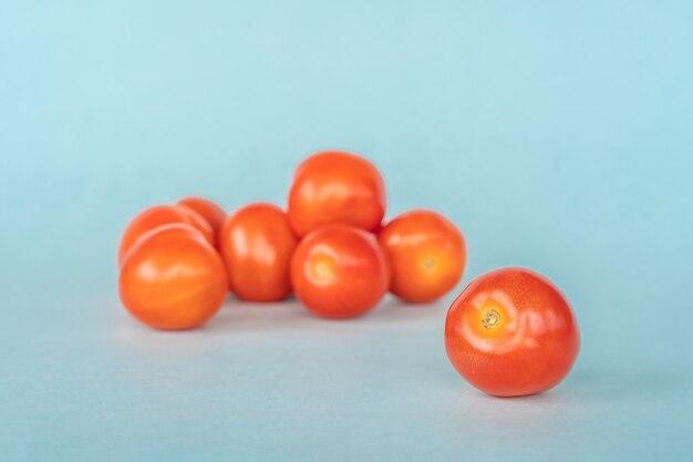 Groupe de tomates fraîches sur fond bleu. Gros plan stock photo