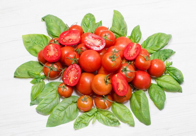 Groupe de tomates rouges fraîches et feuille verte de basilic frais