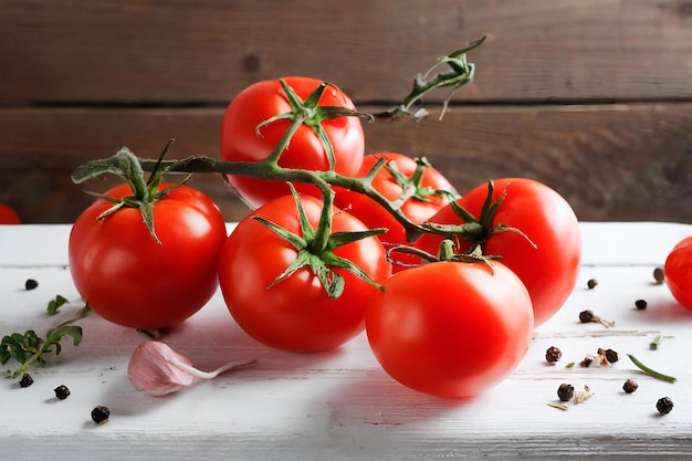 groupe de tomates rouges sur table blanche