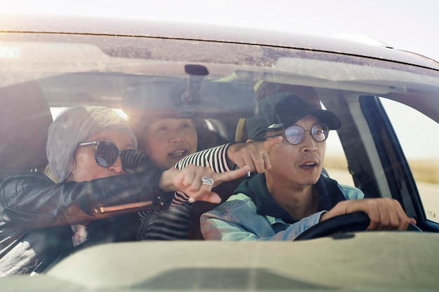 un groupe de touristes asiatiques voyageant en voiture et se divertissant