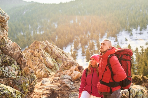 Un groupe de touristes composé de gars et de filles est le sommet de la montagne